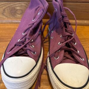 Women’s Converse sneakers US size 8.5